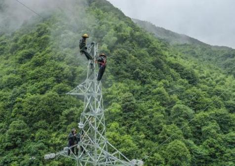 山區(qū)的電力作業(yè)